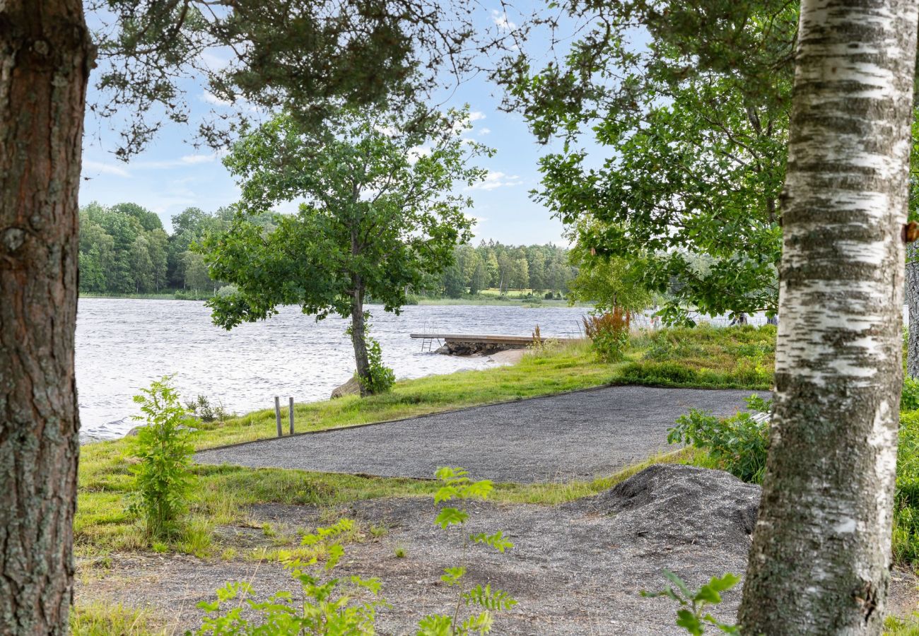 Stuga i Ljungby - Trevlig stuga med avskilt läge vid Bolmen, Ljungby | SE06060