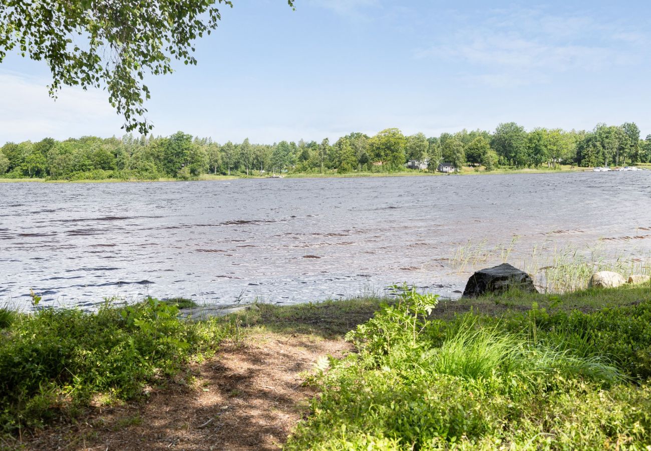 Stuga i Ljungby - Trevlig stuga med avskilt läge vid Bolmen, Ljungby | SE06060