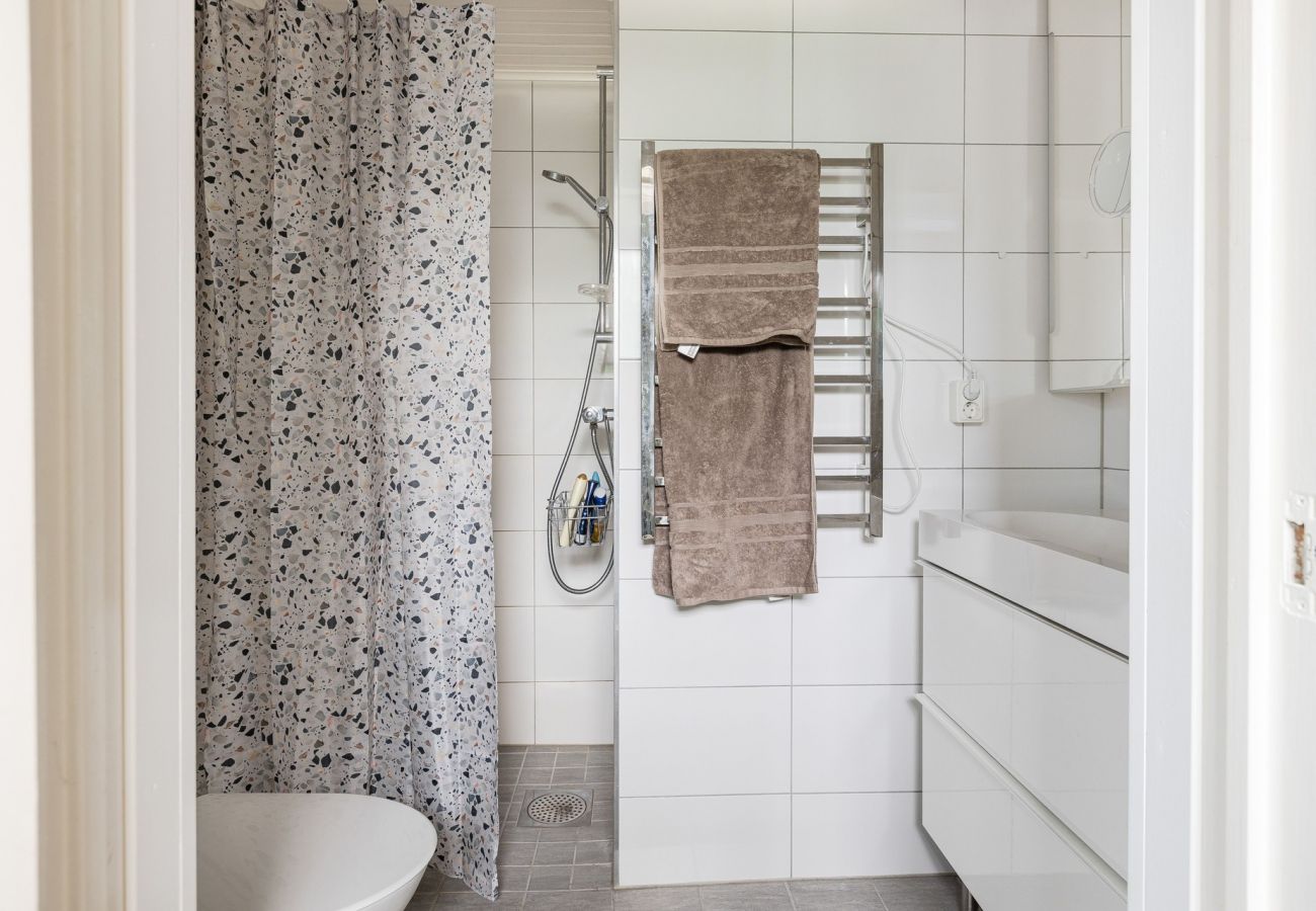 Stuga i Ljungby - Trevlig stuga med avskilt läge vid Bolmen, Ljungby | SE06060