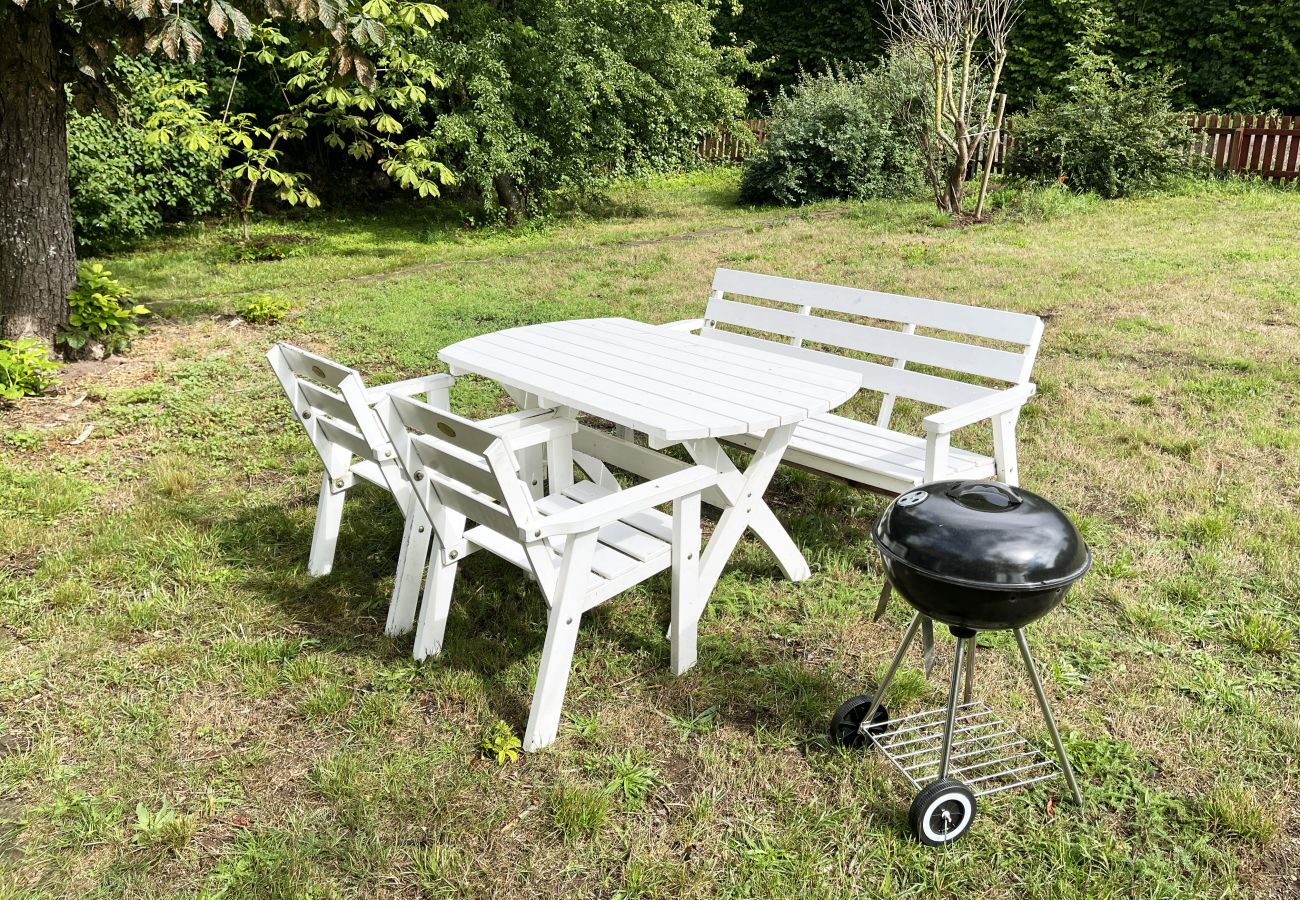 Stuga i Borgholm - Röd liten torpstuga på Öland omgiven av betande får I SE04032