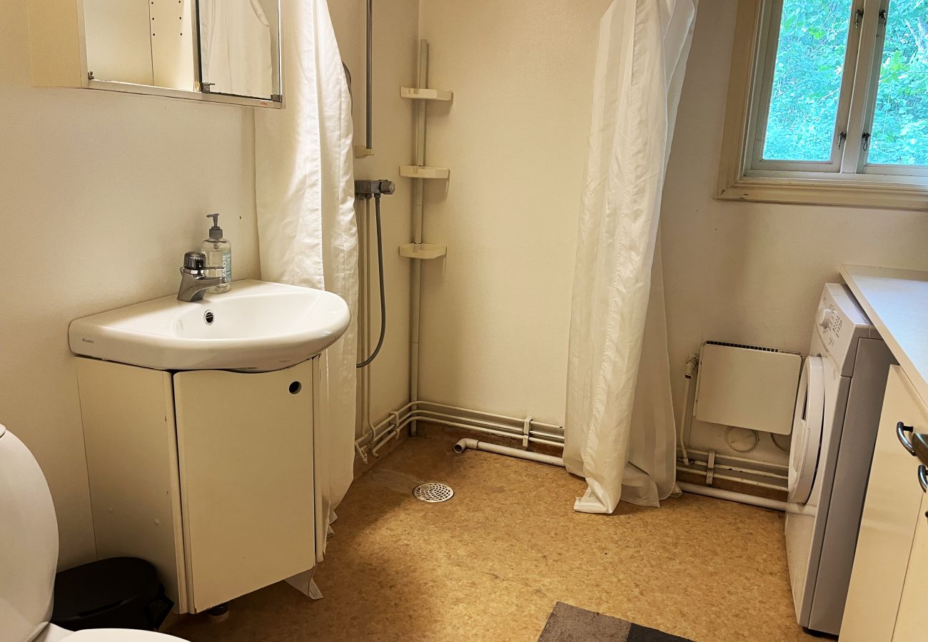 Stuga i Borgholm - Röd liten torpstuga på Öland omgiven av betande får I SE04032
