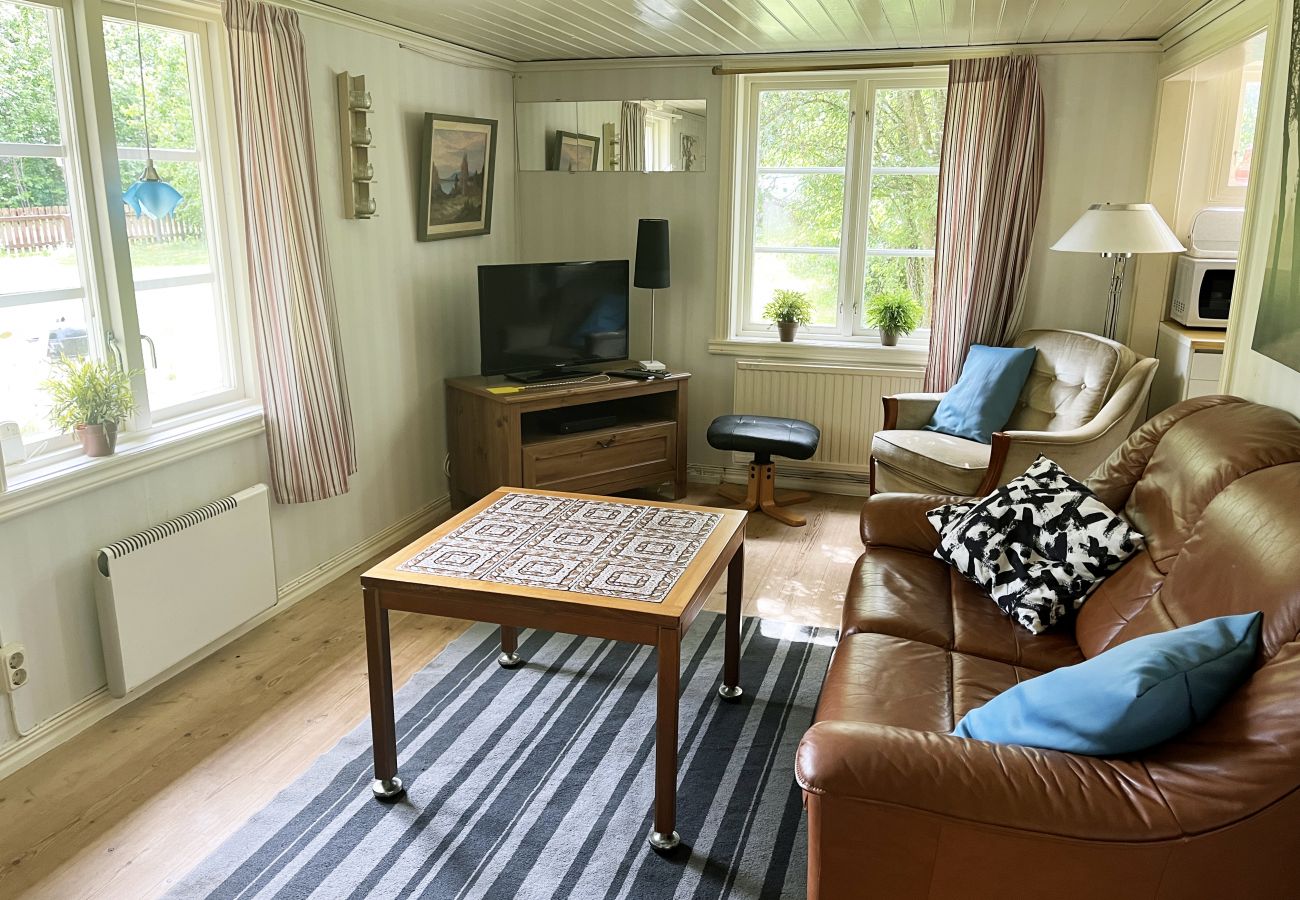 Stuga i Borgholm - Röd liten torpstuga på Öland omgiven av betande får I SE04032