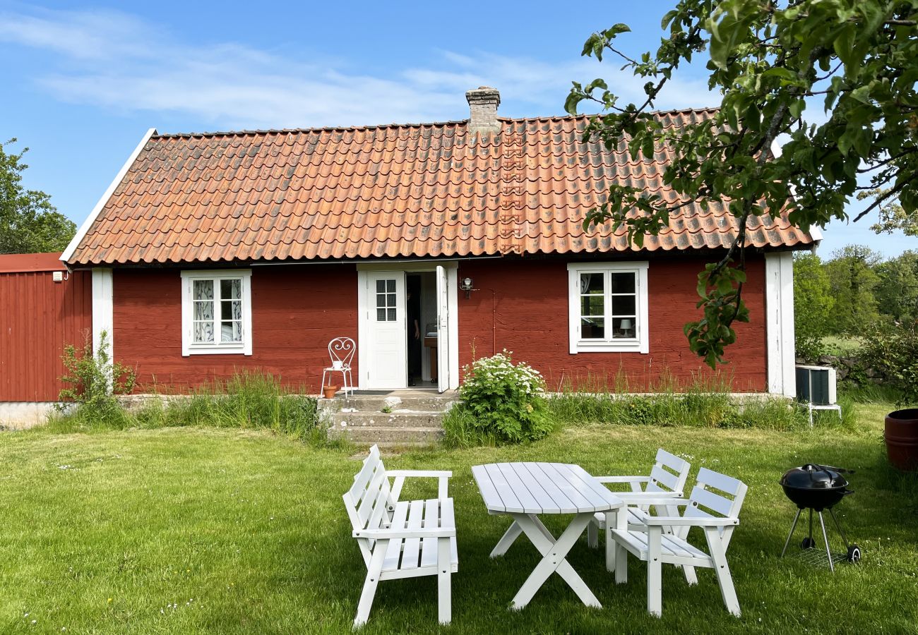 Stuga i Borgholm - Fin stuga på Öland med betande får i omgivningen I SE04033