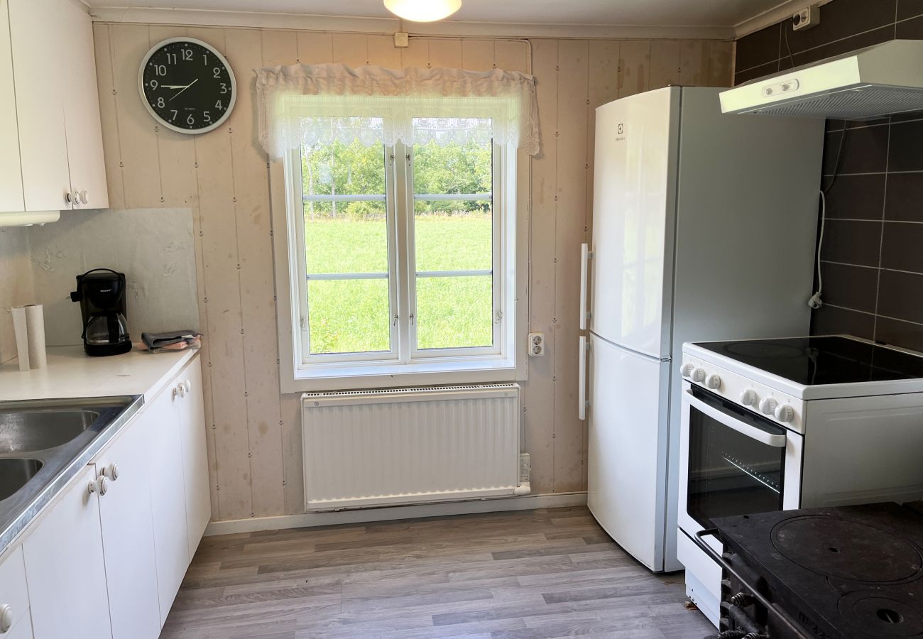 Stuga i Borgholm - Fin stuga på Öland med betande får i omgivningen I SE04033