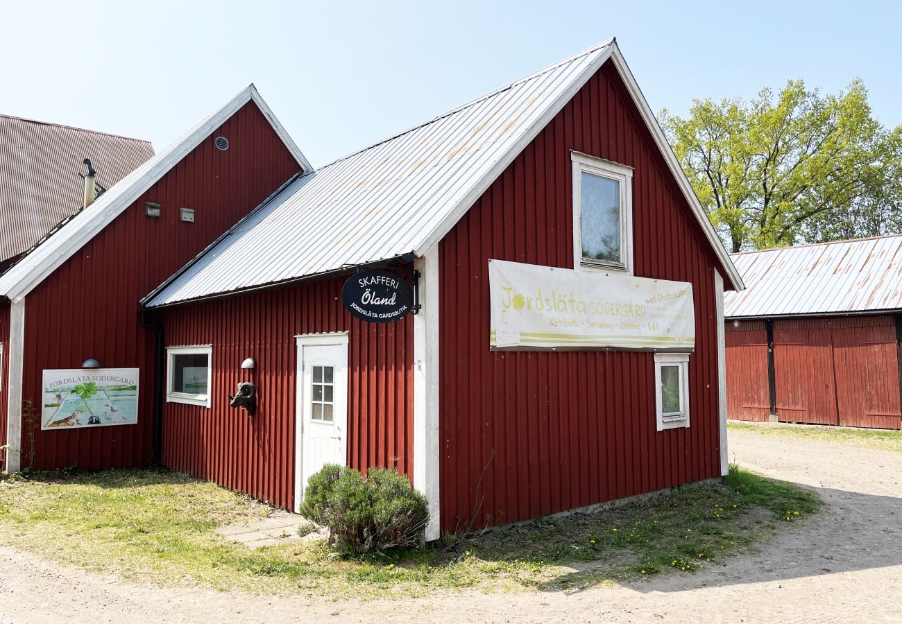 Stuga i Borgholm - Fin stuga på Öland med betande får i omgivningen I SE04033