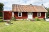 Stuga i Borgholm - Fin stuga på Öland med betande får i omgivningen I SE04033