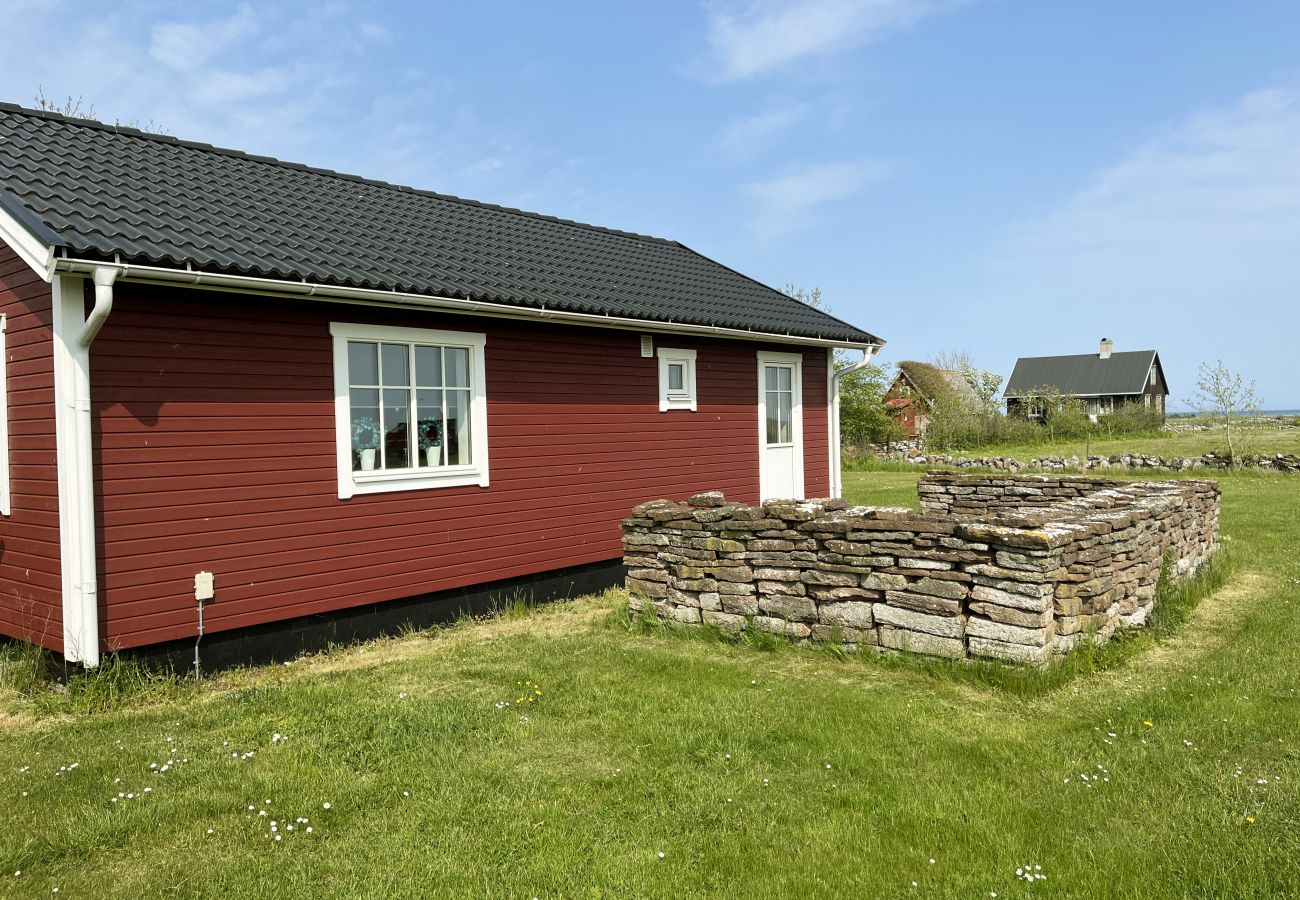 Stuga i Mörbylånga - Röd trivsam stuga med havsutsikt I SE04035
