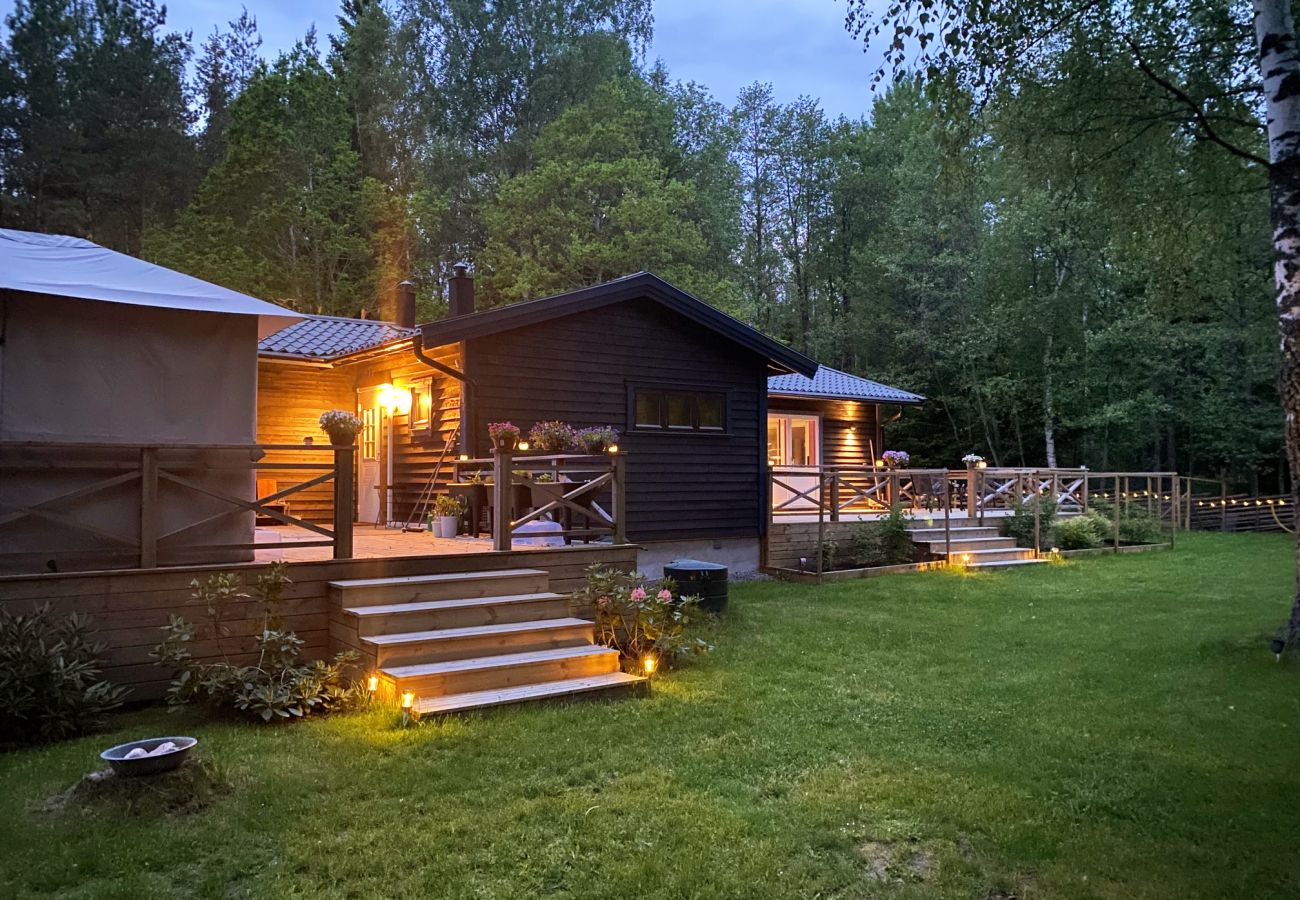 Stuga i Norrtälje - Smakfullt semesterhus på Rådmansö med närhet till salta bad | SE13009 