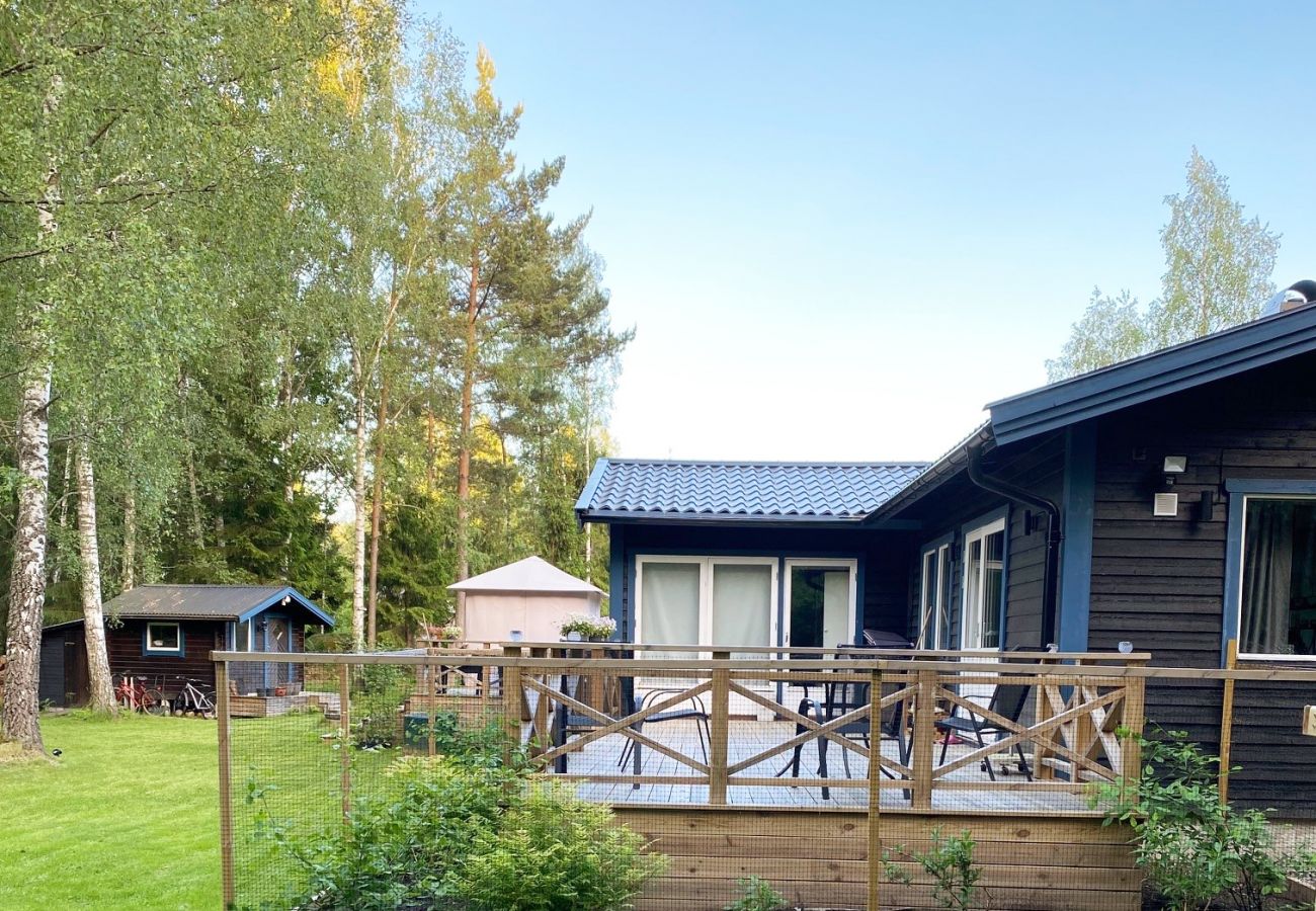 Stuga i Norrtälje - Smakfullt semesterhus på Rådmansö med närhet till salta bad | SE13009 