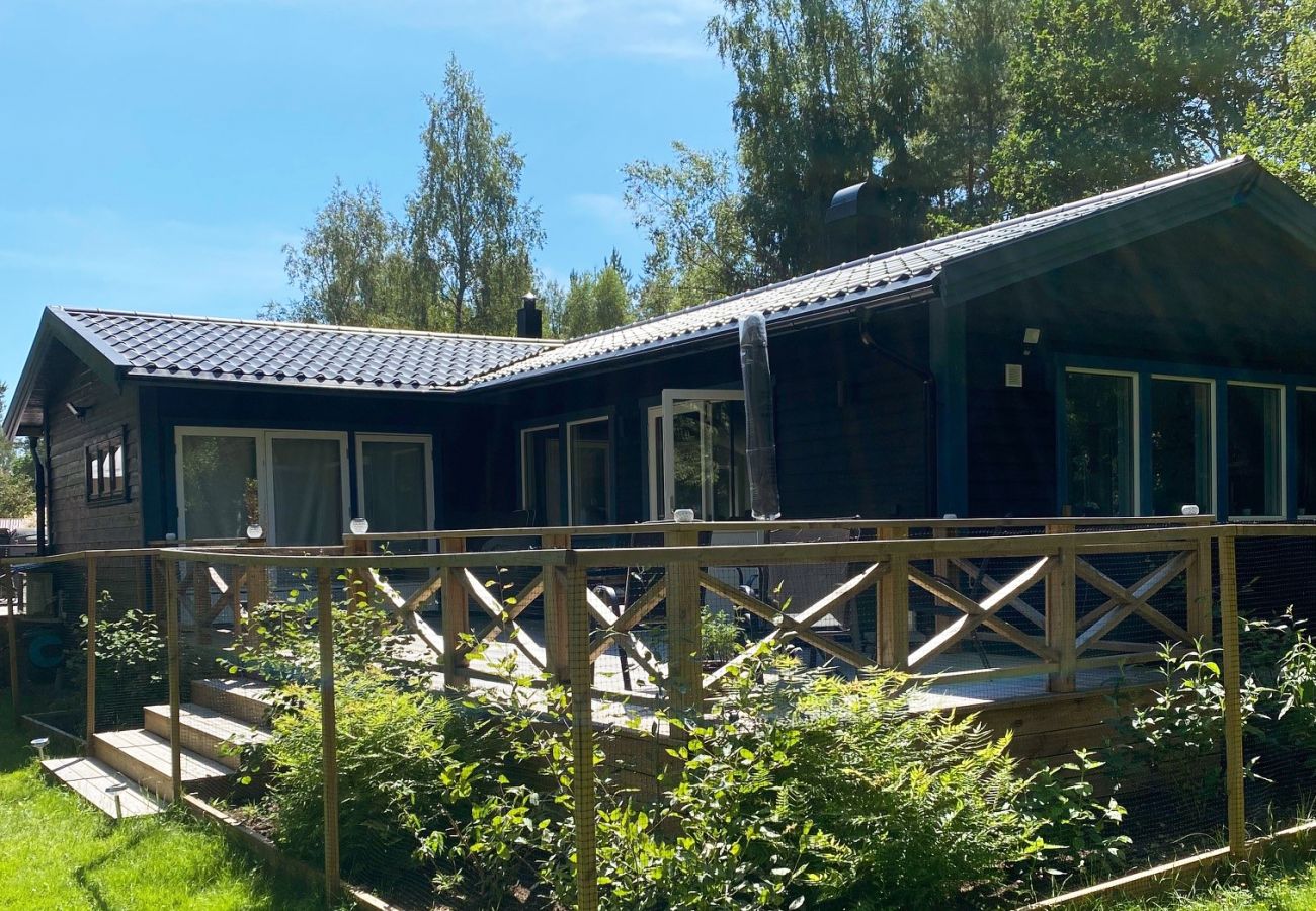 Stuga i Norrtälje - Smakfullt semesterhus på Rådmansö med närhet till salta bad | SE13009 