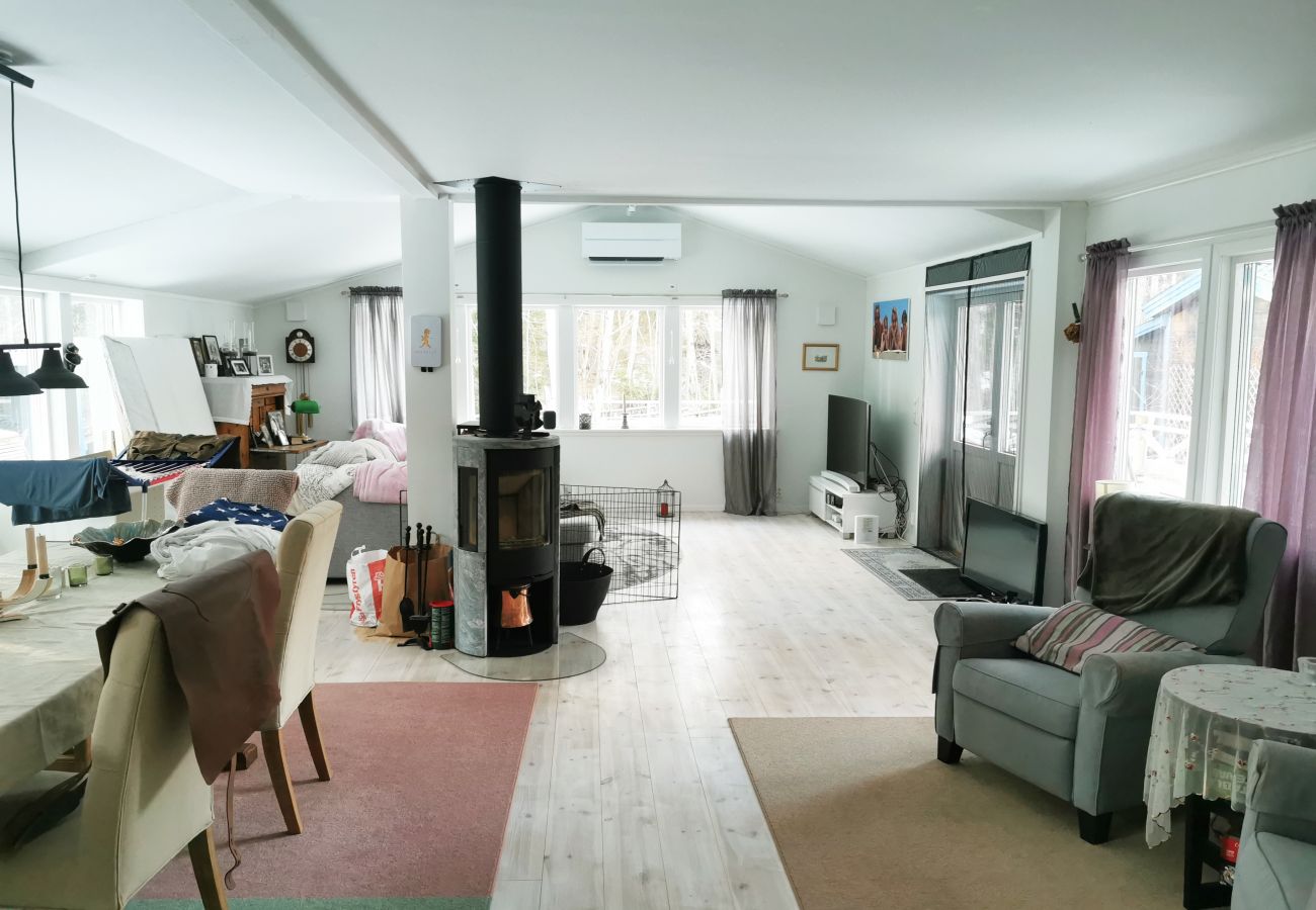 Stuga i Norrtälje - Smakfullt semesterhus på Rådmansö med närhet till salta bad | SE13009 