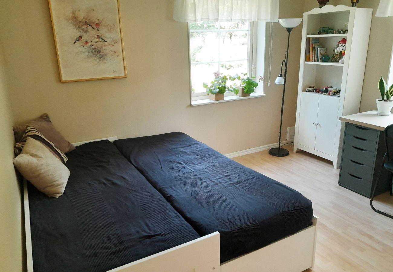 Stuga i Floda - Modernt semesterhus med fantastisk panoramautsikt | SE08066