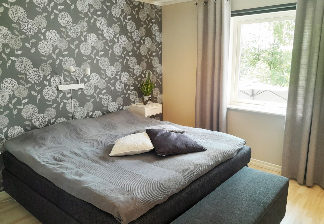 Stuga i Floda - Modernt semesterhus med fantastisk panoramautsikt | SE08066