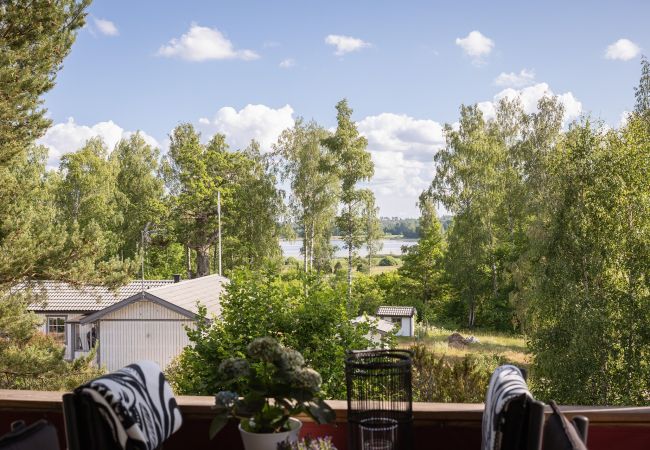  i Knutby - Härligt hus vid Burviks golfbana av hög standard med sjöutsikt | SE13010