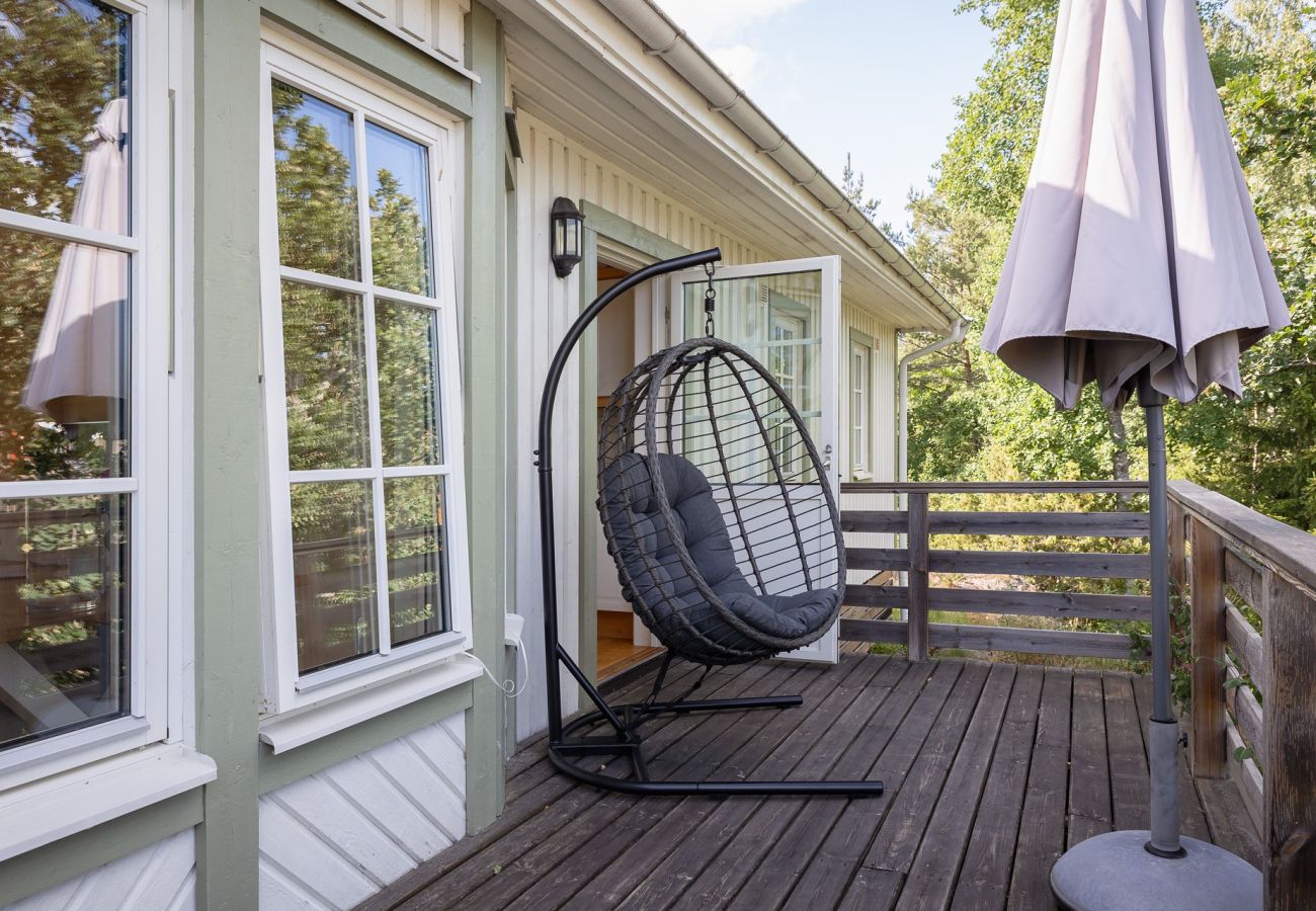 Stuga i Knutby - Härligt hus vid Burviks golfbana av hög standard med sjöutsikt | SE13010