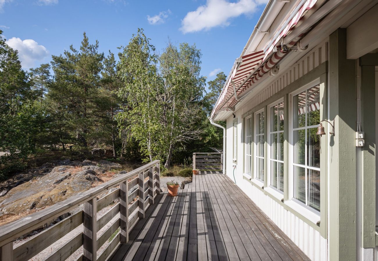 Stuga i Knutby - Härligt hus vid Burviks golfbana av hög standard med sjöutsikt | SE13010