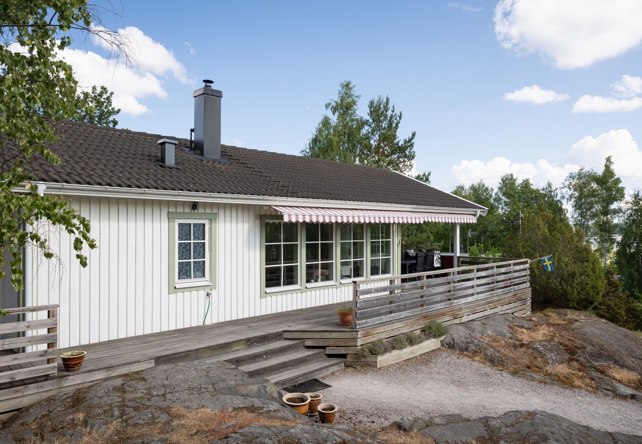 Stuga i Knutby - Härligt hus vid Burviks golfbana av hög standard med sjöutsikt | SE13010