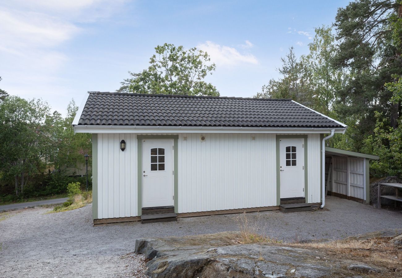 Stuga i Knutby - Härligt hus vid Burviks golfbana av hög standard med sjöutsikt | SE13010