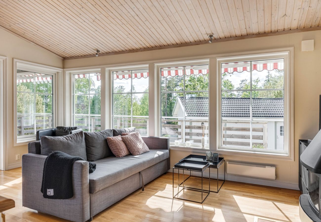 Stuga i Knutby - Härligt hus vid Burviks golfbana av hög standard med sjöutsikt | SE13010