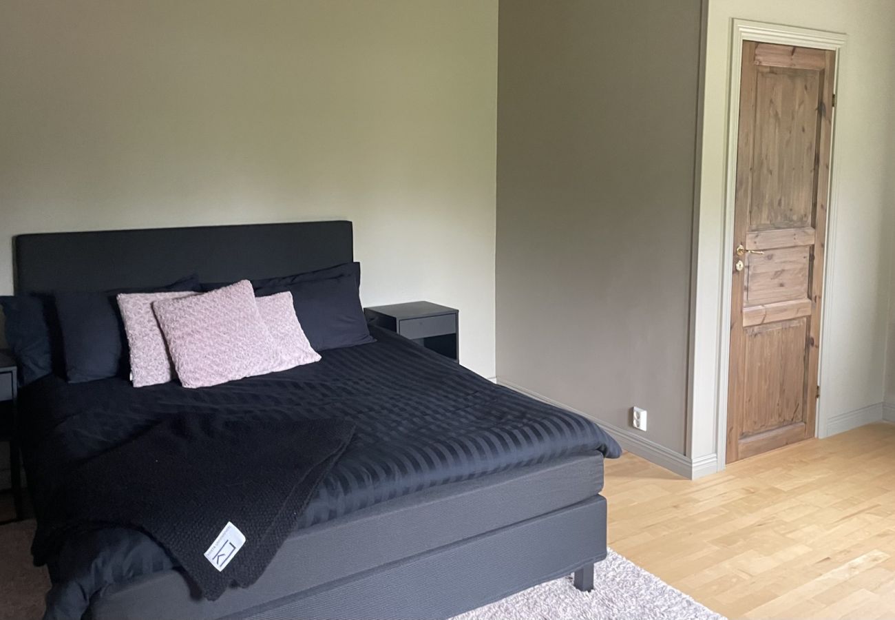 Stuga i Knutby - Härligt hus vid Burviks golfbana av hög standard med sjöutsikt | SE13010