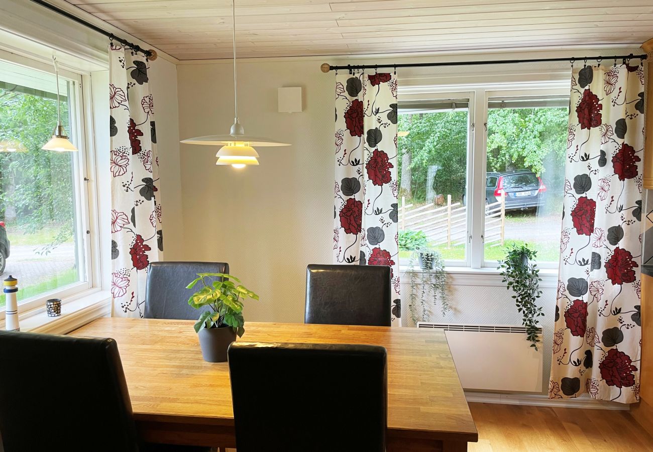 Stuga i Ljungby - Trevligt semesterhus i Tallbacken utanför Ljungby | SE06059