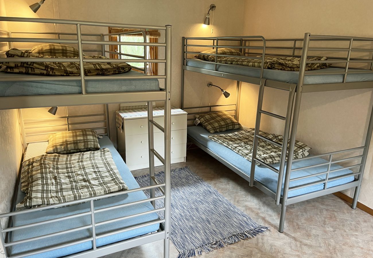 Studio i Örsjö - Röd liten stuga belägen i skogen och intill en liten göl | SE05040