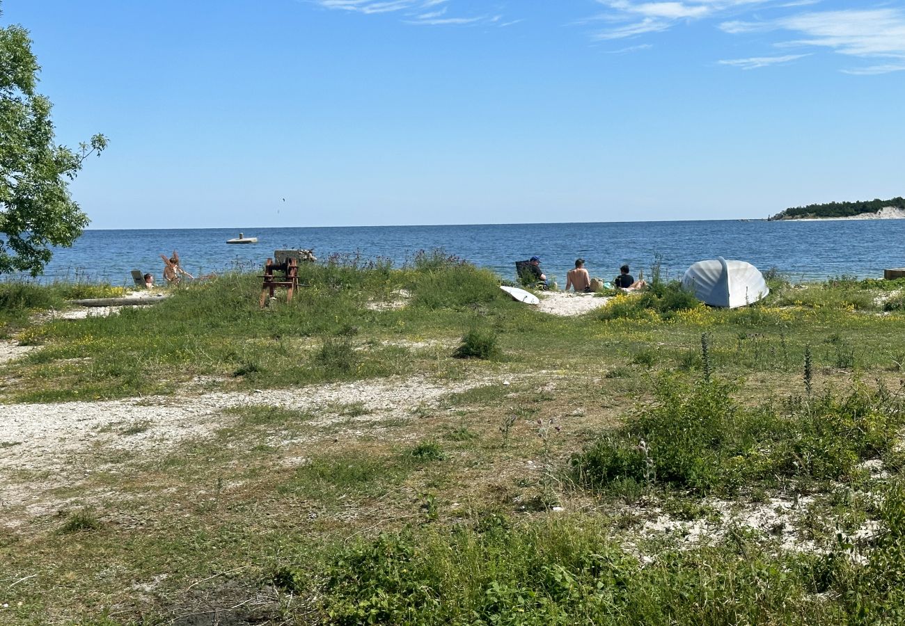 Stuga i Lärbro - Mysigt familjehus nära Slite med fina bad | SE12022