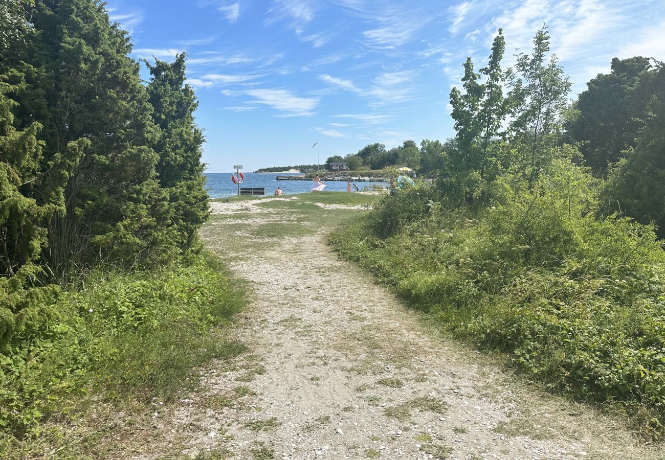 Stuga i Lärbro - Mysigt familjehus nära Slite med fina bad | SE12022