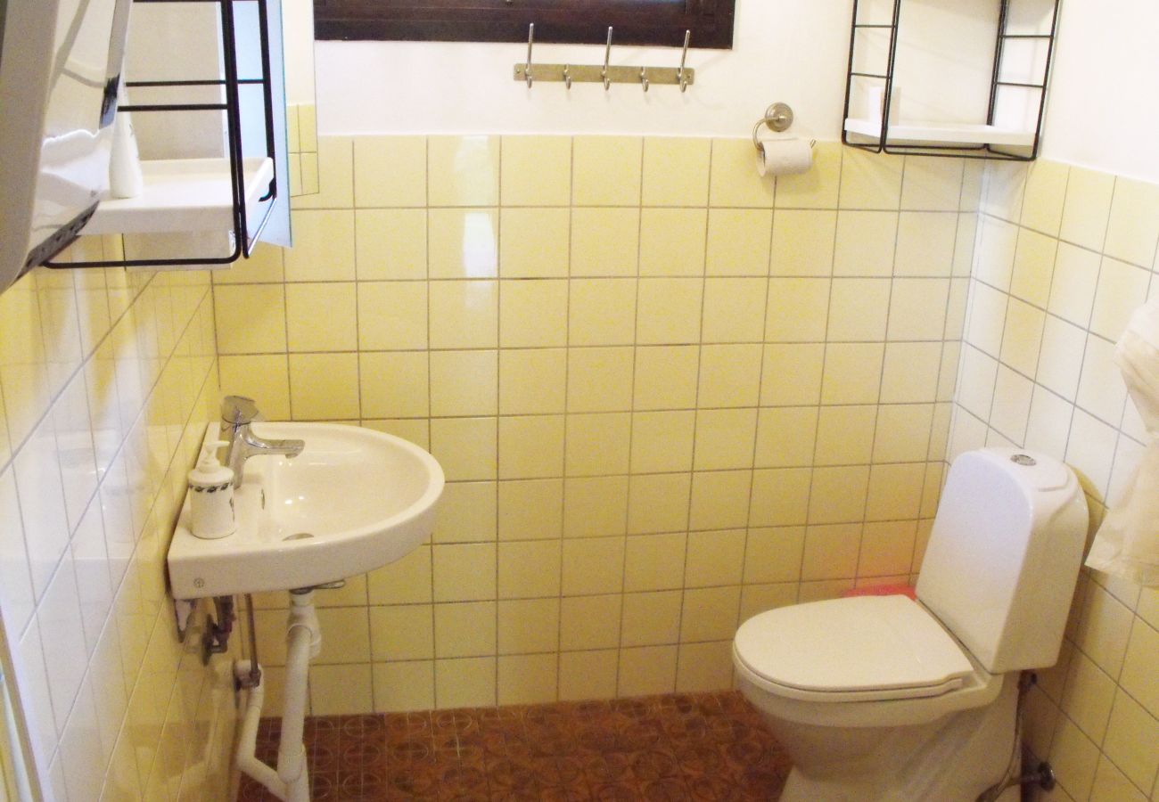 Stuga i Örebro - Semesterhus i Grythem, Örebro, med gångavstånd till sjö | SE11018
