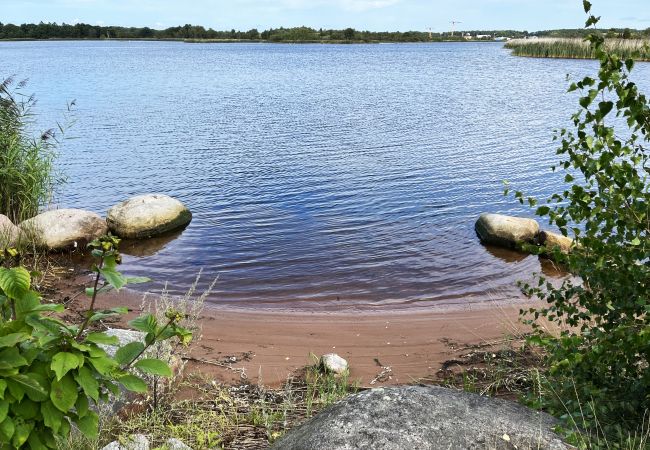 Studio i Kalmar - Trivsam stuga belägen på en fin havstomt på Boholmarna utanför Kalmar | I SE05043