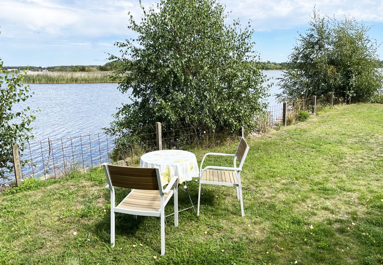Stuga i Kalmar - Trivsam stuga belägen på en fin havstomt på Boholmarna utanför Kalmar | I SE05043