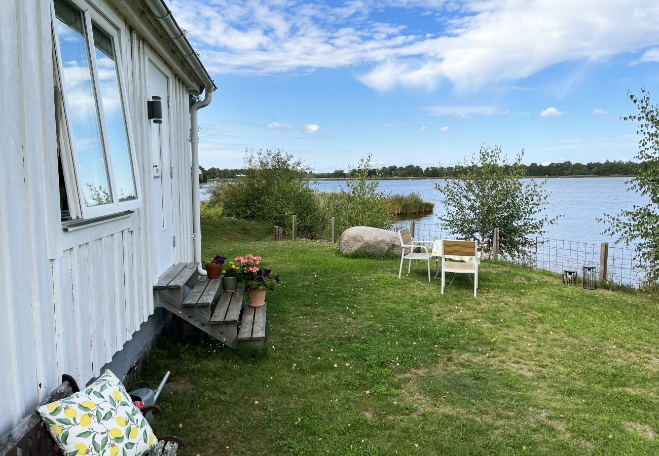 Stuga i Kalmar - Trivsam stuga belägen på en fin havstomt på Boholmarna utanför Kalmar | I SE05043