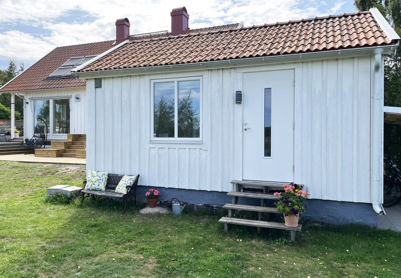 Stuga i Kalmar - Trivsam stuga belägen på en fin havstomt på Boholmarna utanför Kalmar | I SE05043