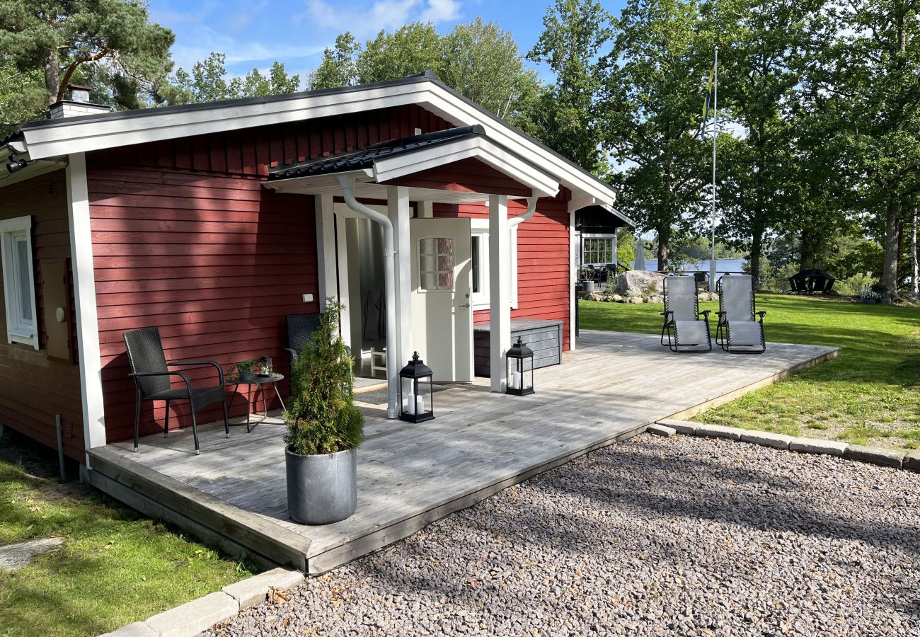 Stuga i Järnforsen - Helrenoverad och fin röd stuga belägen intill sjön Flaten utanför Virserum I SE05044