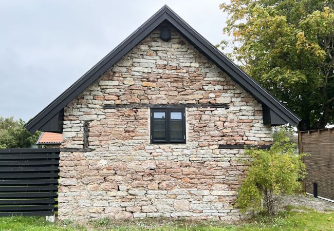 Stuga i Färjestaden - StayNordic | Renoverad, stor och unik byggnad uppförd i sten belägen i Gårdby | SE04041