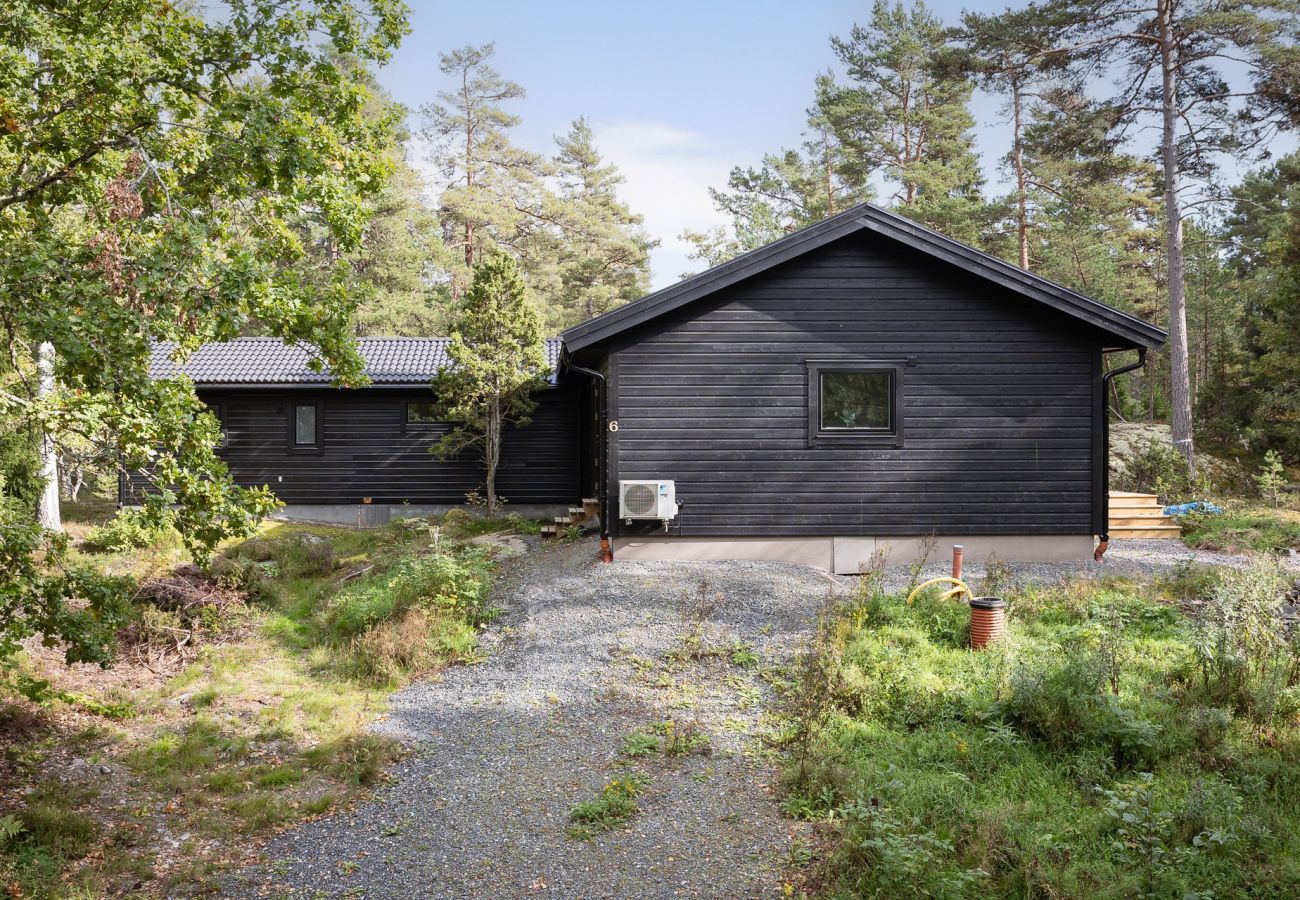 Stuga i Norrtälje - Semesterboende med sjöutsikt på Rådmansö, Norrtälje | SE13037 