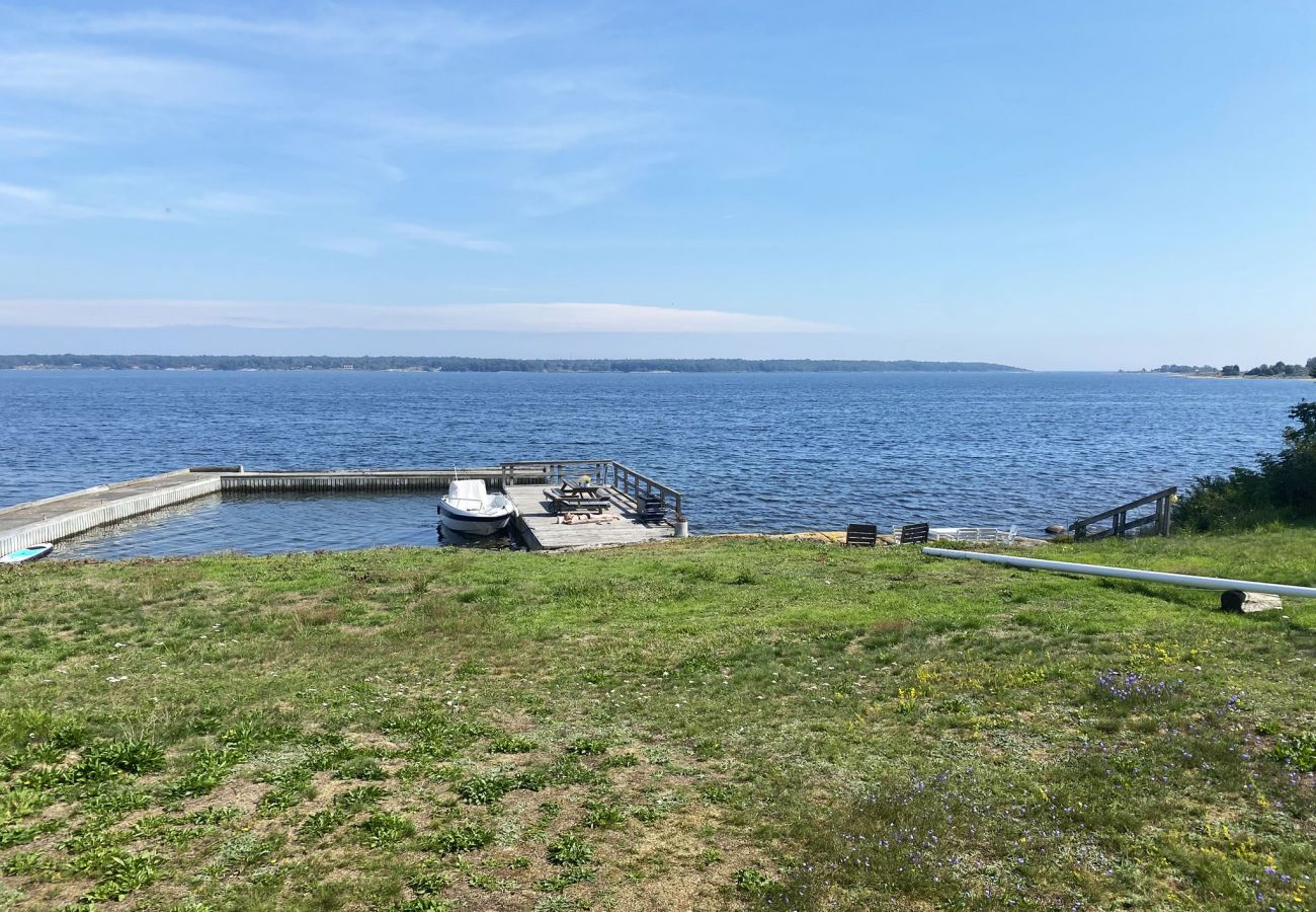 Stuga i Hasslö - Mysig stuga precis vid havet på Hasslö | SE05042