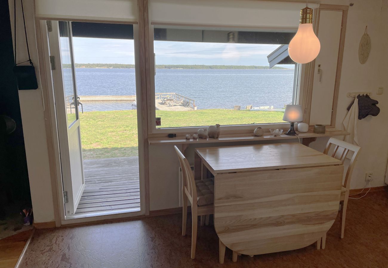 Stuga i Hasslö - Mysig stuga precis vid havet på Hasslö | SE05042