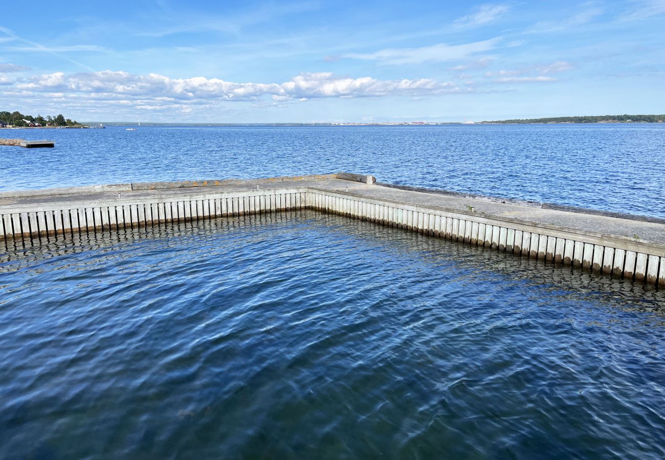 Stuga i Hasslö - Mysig stuga precis vid havet på Hasslö | SE05042