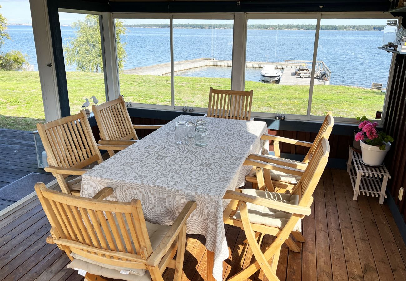 Stuga i Hasslö - Mysig stuga precis vid havet på Hasslö | SE05042