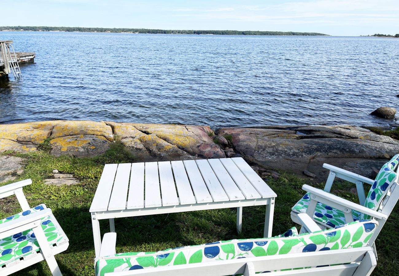 Stuga i Hasslö - Mysig stuga precis vid havet på Hasslö | SE05042