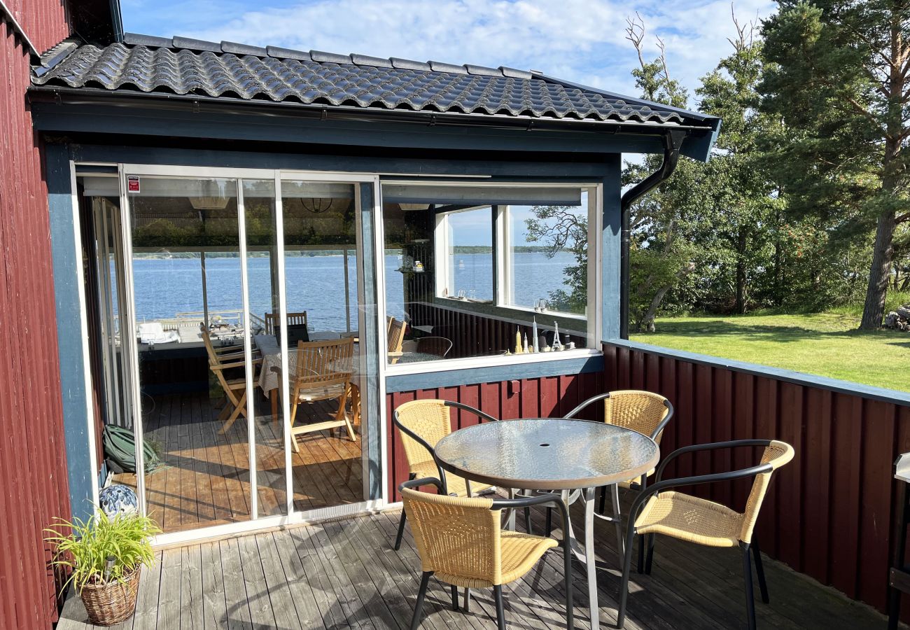 Stuga i Hasslö - Mysig stuga precis vid havet på Hasslö | SE05042