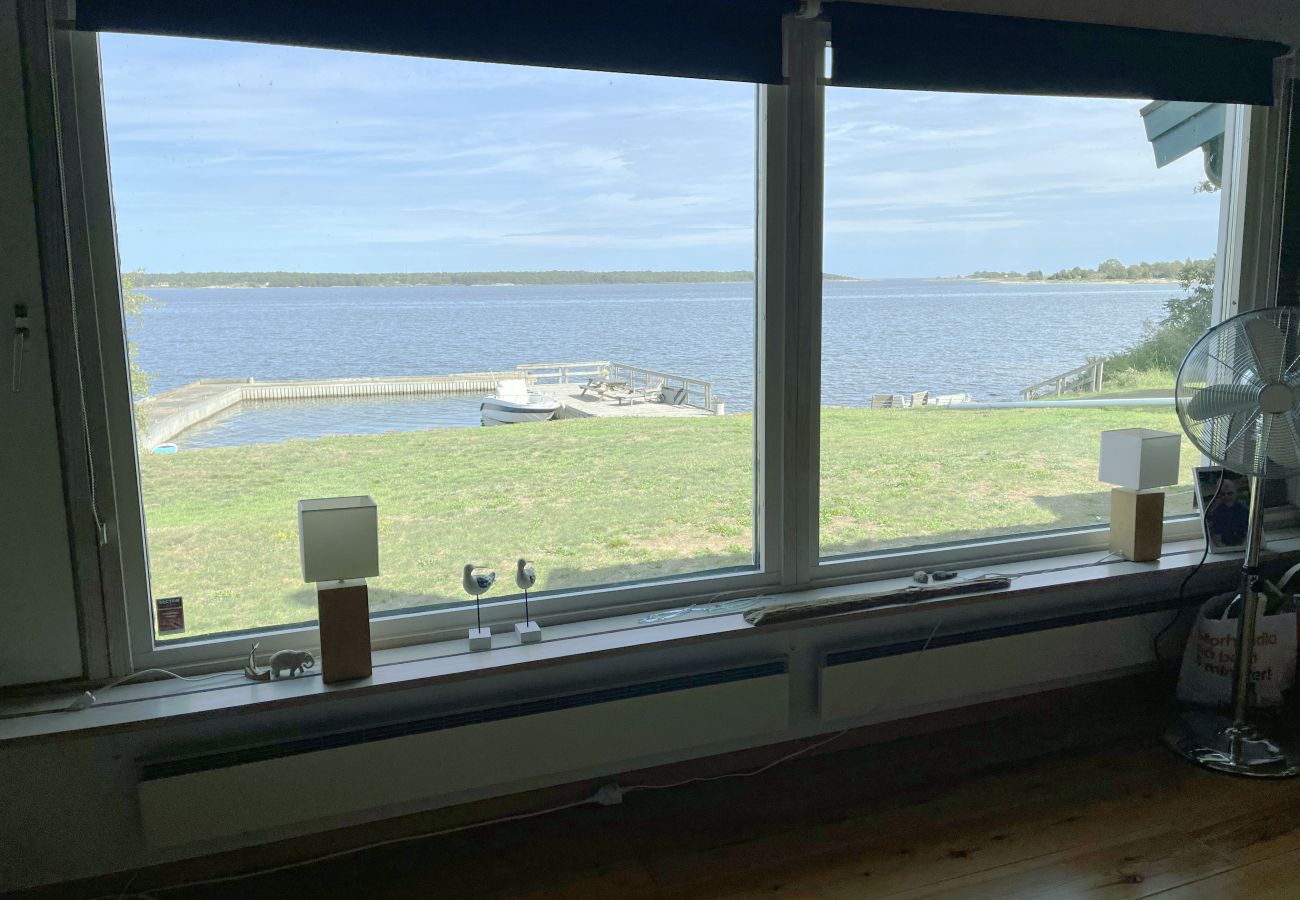 Stuga i Hasslö - Mysig stuga precis vid havet på Hasslö | SE05042