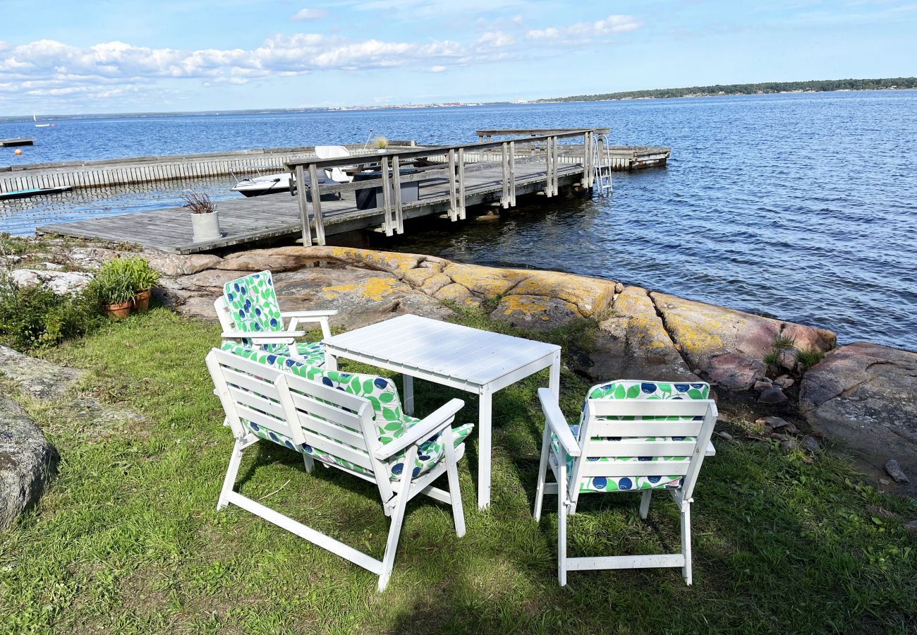 Stuga i Hasslö - Mysig stuga precis vid havet på Hasslö | SE05042