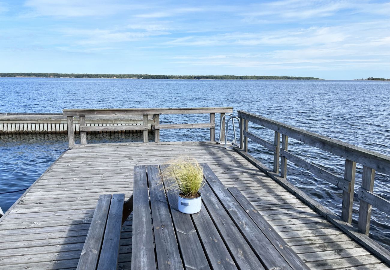 Stuga i Hasslö - Mysig stuga precis vid havet på Hasslö | SE05042