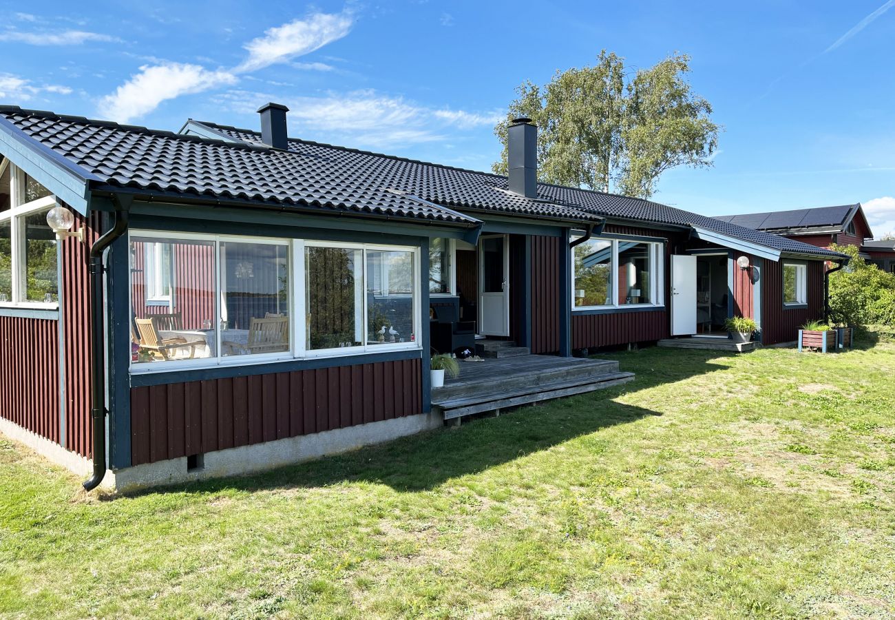 Stuga i Hasslö - Mysig stuga precis vid havet på Hasslö | SE05042