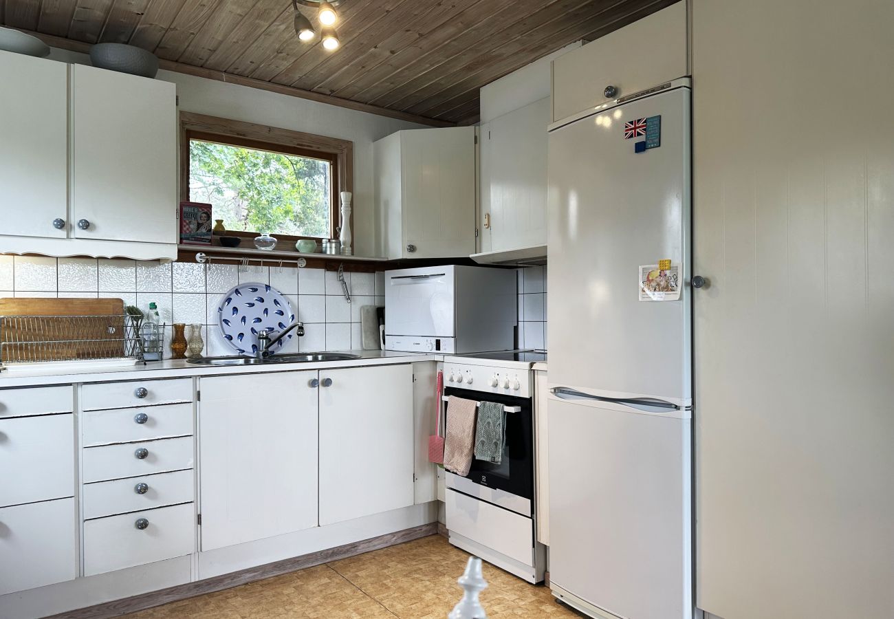 Stuga i Visby - Fräscht Poolhus i Brisund nära Visby | SE12023