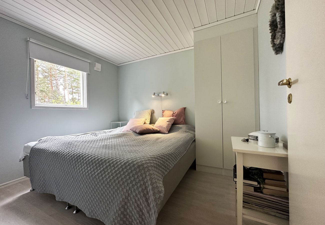 Stuga i Visby - Fräscht Poolhus i Brisund nära Visby | SE12023