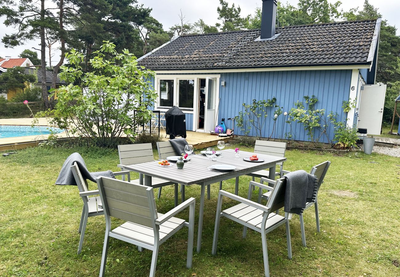 Stuga i Visby - Fräscht semesterhus med privat pool i Brissund nära Visby | SE12023