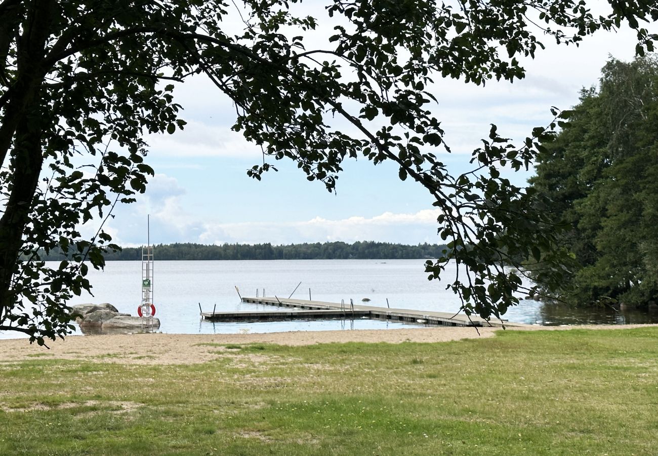 Stuga i Timmersdala - Trevlig semesterbostad vid sjön Vristulven | SE08049